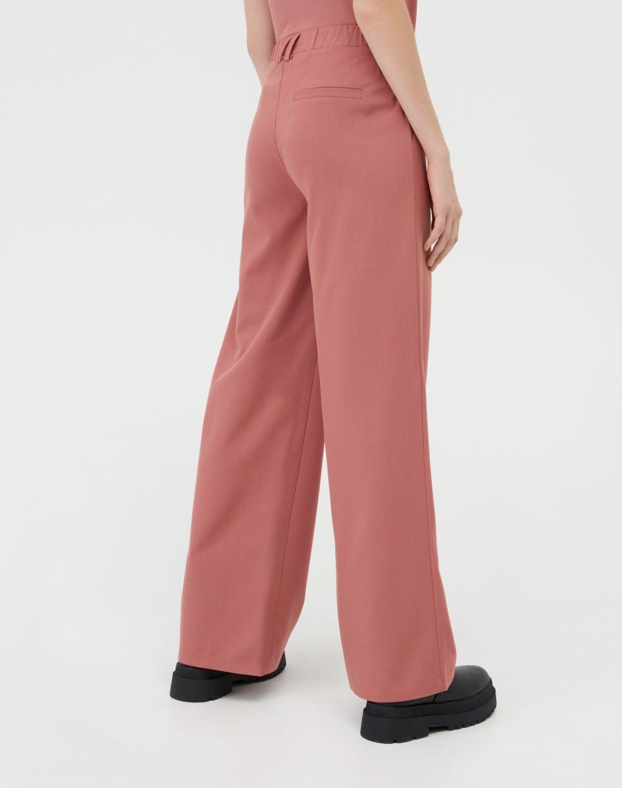 Loose fit trousers with belt